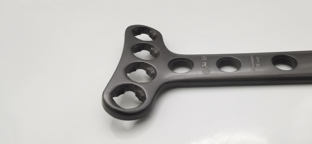 Interventional Orthopedic Implants Multi-axial Distal radius oblique T-type Locking Plate of pure titanium